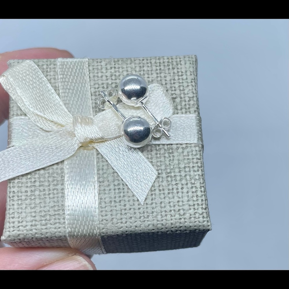925 Sterling silver with rhodium ball studs - Picture 1 of 7